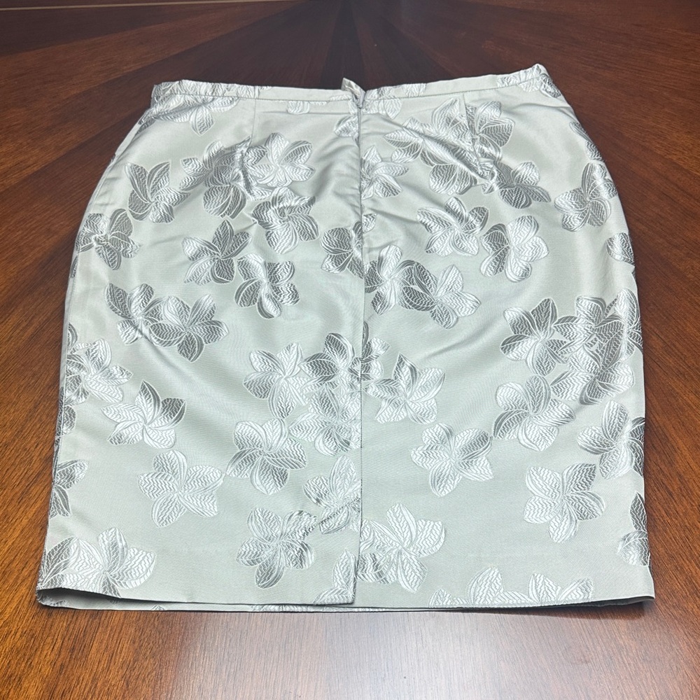 Armani Shimmery Floral Jacquard Skirt – Elegant Silver Silk Blend Size 4 - Picture 9 of 11